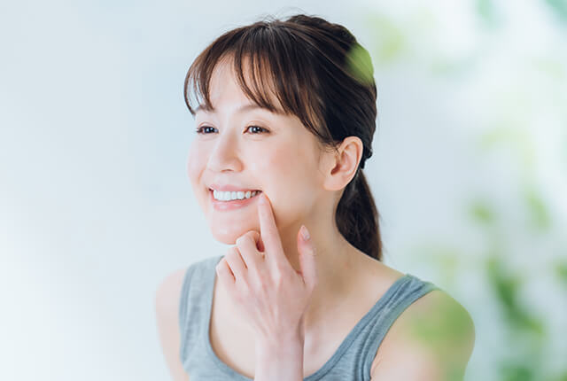 白い歯を見せて微笑む女性